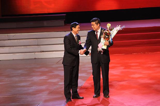 华体网页版登录入口获“富民兴农标杆企业”殊荣